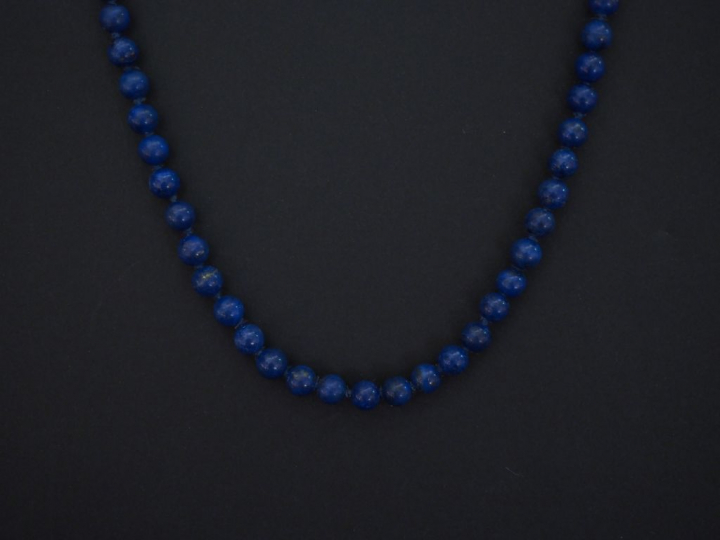 Collier de perles de lapis-lazuli.  Fermoir en or jaune.  Long. 43,5 c