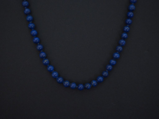 Vente aux enchères Collier de perles de lapis-lazuli.  Fermoir en or jaune.  Long. 43,5 c