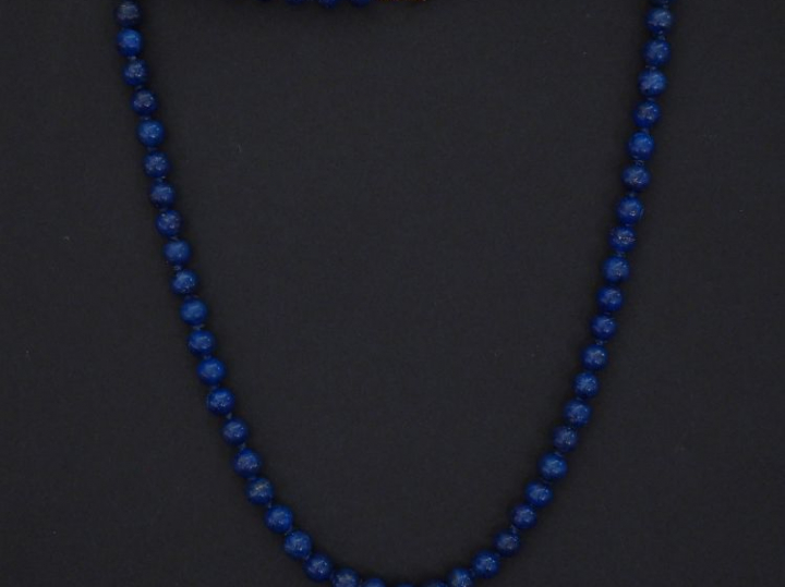 Collier de perles de lapis-lazuli.  Fermoir en or jaune.  Long. 43,5 c