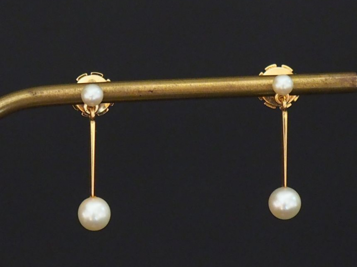 Paire de perce-oreilles en or jaune, sertis d'une perle blanche et d'u