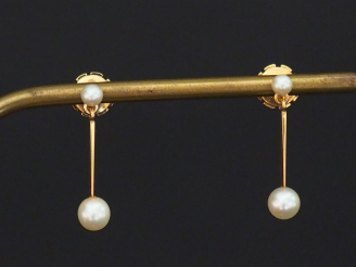 Vente aux enchères Paire de perce-oreilles en or jaune, sertis d'une perle blanche et d'u