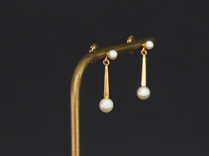 Paire de perce-oreilles en or jaune, sertis d'une perle blanche et d'u