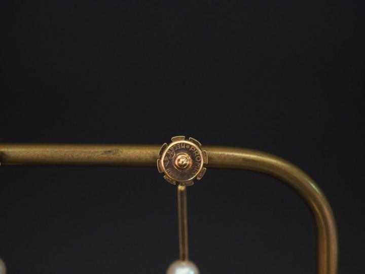 Paire de perce-oreilles en or jaune, sertis d'une perle blanche et d'u