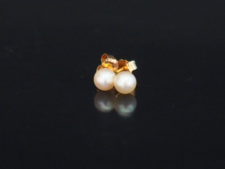 Paire de puces d'oreilles en or jaune et perle blanche. Diam. 4 mm env