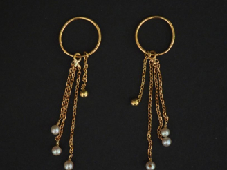 Vente aux enchères Paire de créoles en or jaune, agrémentées de petites chainettes sertie