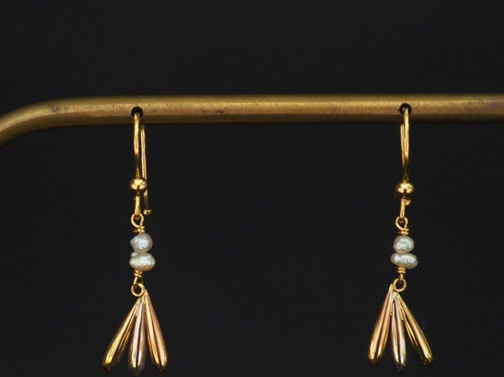 Paire de perce-oreilles en or jaune, à décor d'une palmette trois tons