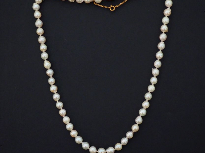 Collier de perles blanches de forme baroques.  Fermoir en or jaune.  C