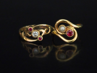 Vente aux enchères Petite bague en or jaune de forme mouvementée et ajourée, sertie d'une