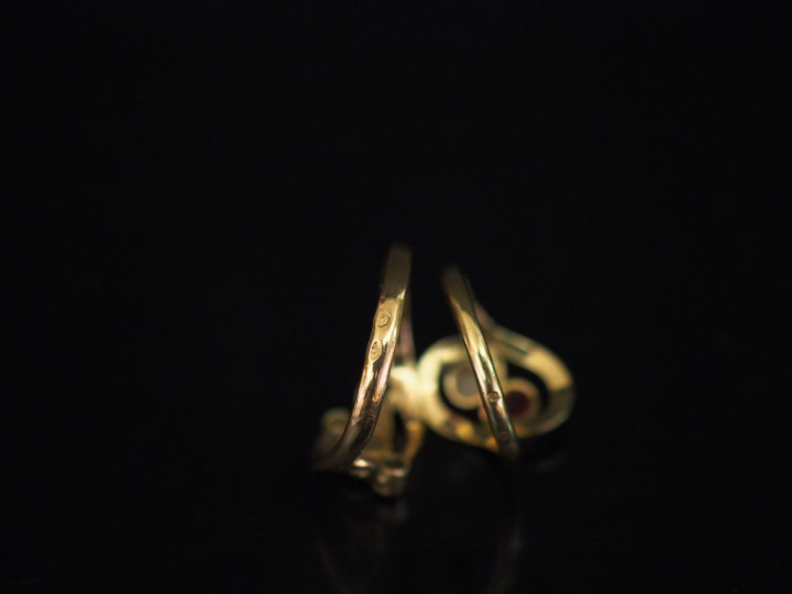 Petite bague en or jaune de forme mouvementée et ajourée, sertie d'une