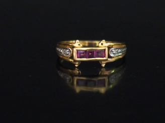 Vente aux enchères Petite bague pont en or jaune, sertie en son centre de trois pierres r