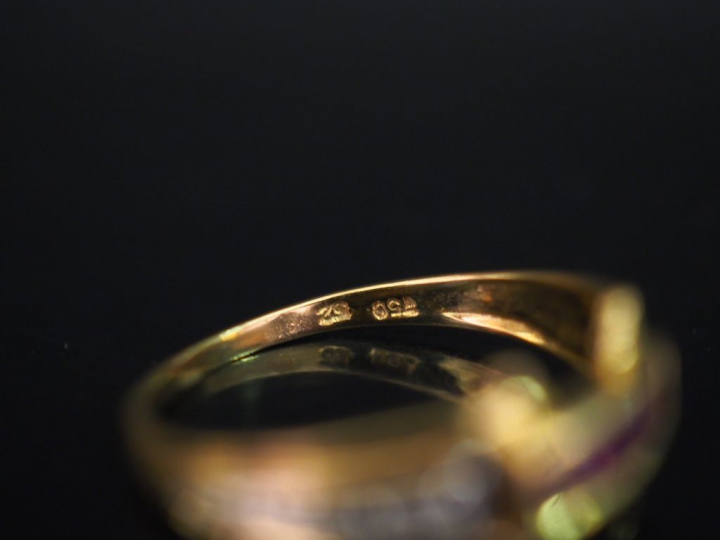 Petite bague pont en or jaune, sertie en son centre de trois pierres r