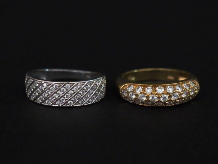 Ensemble comprenant :  - une bague jonc en or blanc, sertie d'un pavag