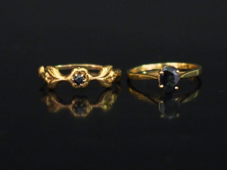 Vente aux enchères Ensemble comprenant :  - une bague en or jaune, sertie en son centre d