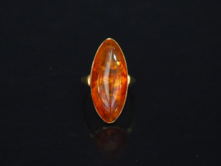 Bague de forme marquise en or jaune, sertie en son centre d'une imitat