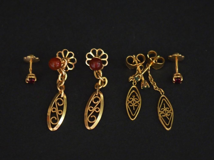 Ensemble comprenant :  - une paire de perce-oreilles en or jaune, sert