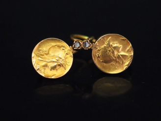 Vente aux enchères Paire de perce-oreilles de style Art Nouveau en or jaune, à décor d'un