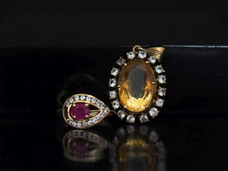 Vente aux enchères Ensemble comprenant :  - une petite bague en or jaune 14k, sertie en s