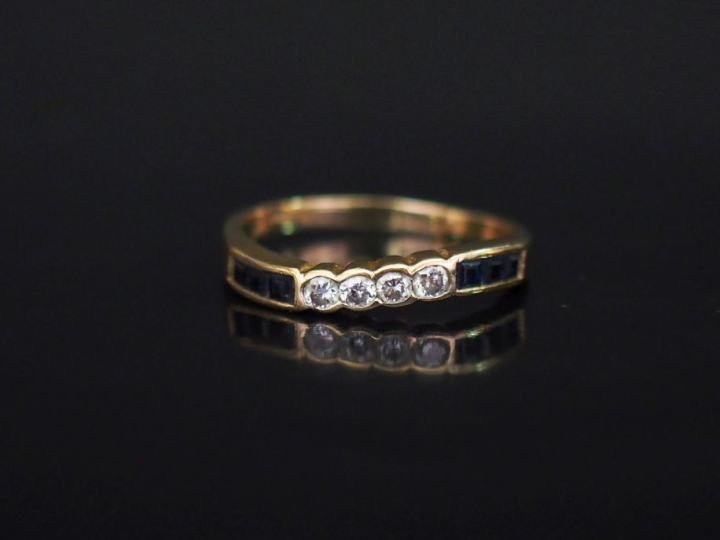 Demi alliance en or jaune 14k sertie d'une ligne de quatre petits diam