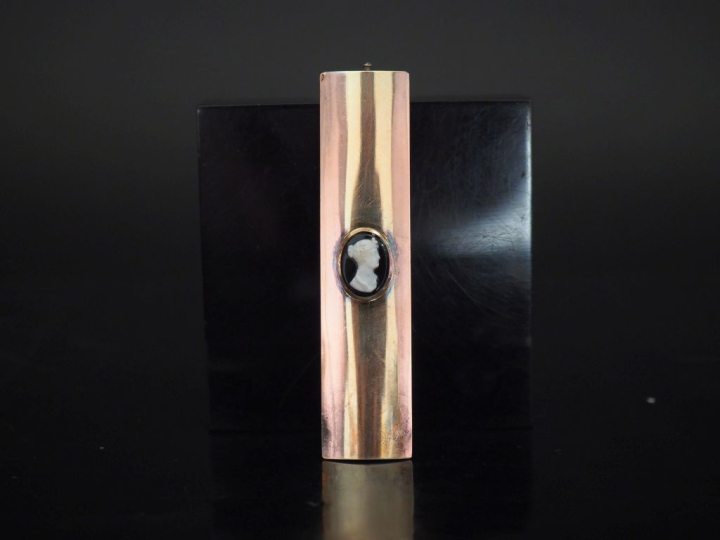 Boucle de ceinture de forme rectangulaire en métal et vermeil, sertie 