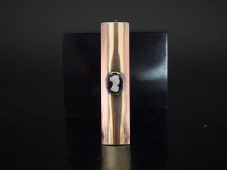 Vente aux enchères Boucle de ceinture de forme rectangulaire en métal et vermeil, sertie 