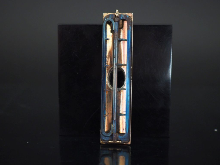 Boucle de ceinture de forme rectangulaire en métal et vermeil, sertie 