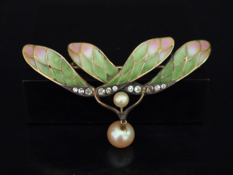 Vente aux enchères Broche de style Art Nouveau en forme de gui en argent, émail polychrom