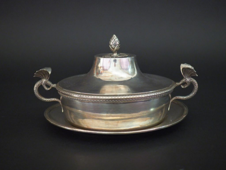 Légumier couvert et son présentoir en argent , poinçon au coq, à décor