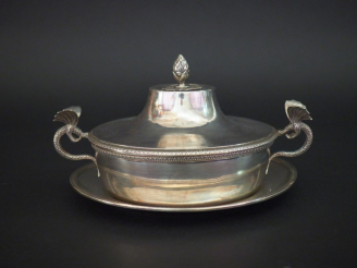 Vente aux enchères Légumier couvert et son présentoir en argent , poinçon au coq, à décor