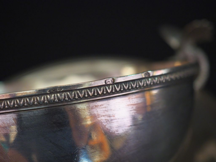 Légumier couvert et son présentoir en argent , poinçon au coq, à décor