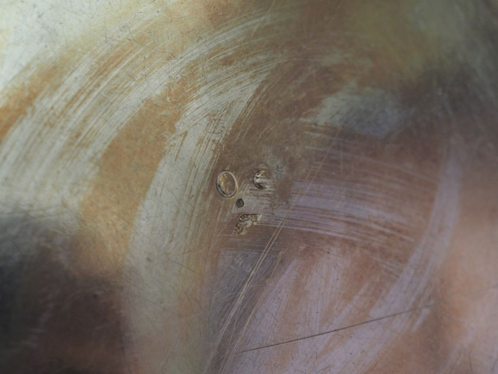 Légumier couvert et son présentoir en argent , poinçon au coq, à décor