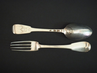 Vente aux enchères Grand couvert XVIIIème en argent, modèle uniplat.  Armorié.  Poids. 17