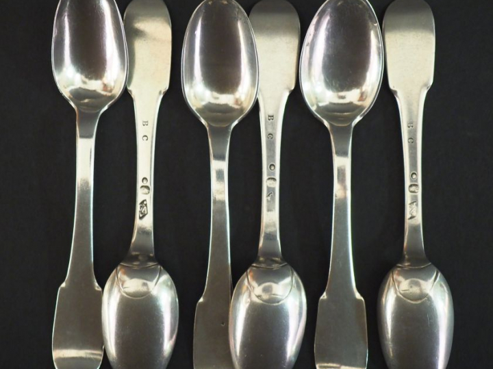 Suite de six petites cuillères en argent, poinçon au Coq, modèle unipl