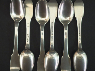 Vente aux enchères Suite de six petites cuillères en argent, poinçon au Coq, modèle unipl