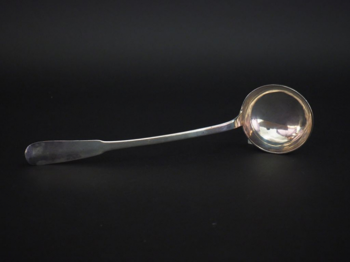 Louche Restauration en argent, poinçon Vieillard, modèle uniplat.  Arm