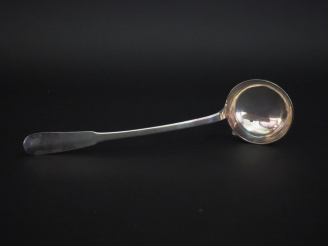 Vente aux enchères Louche Restauration en argent, poinçon Vieillard, modèle uniplat.  Arm