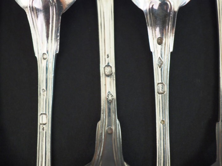 Suite de huit petites cuillères en argent, poinçon Vieillard, modèle à