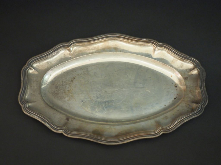 Plat ovale en argent, poinçon Minerve, modèle à filets.  27,7 x 42,2 c