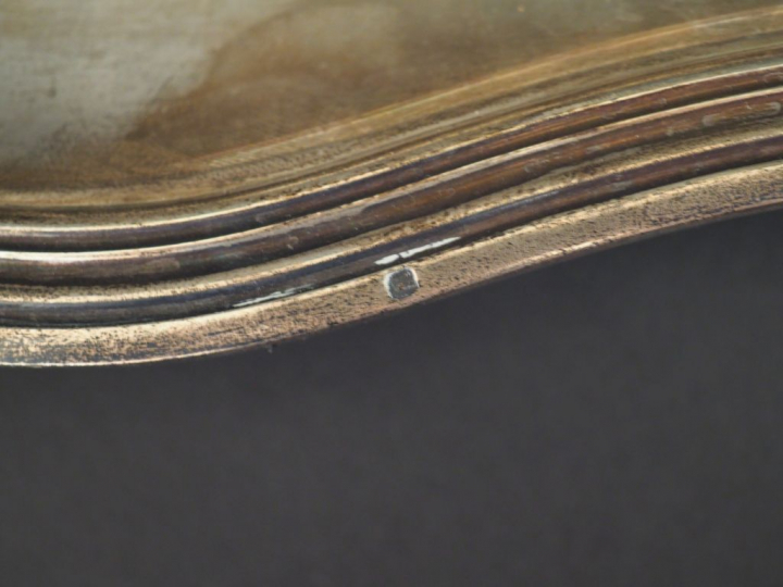 Plat ovale en argent, poinçon Minerve, modèle à filets.  27,7 x 42,2 c