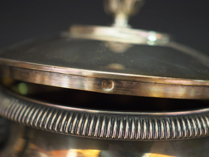 	Sucrier quadripode de style Empire en argent, poinçon Minerve, à déco