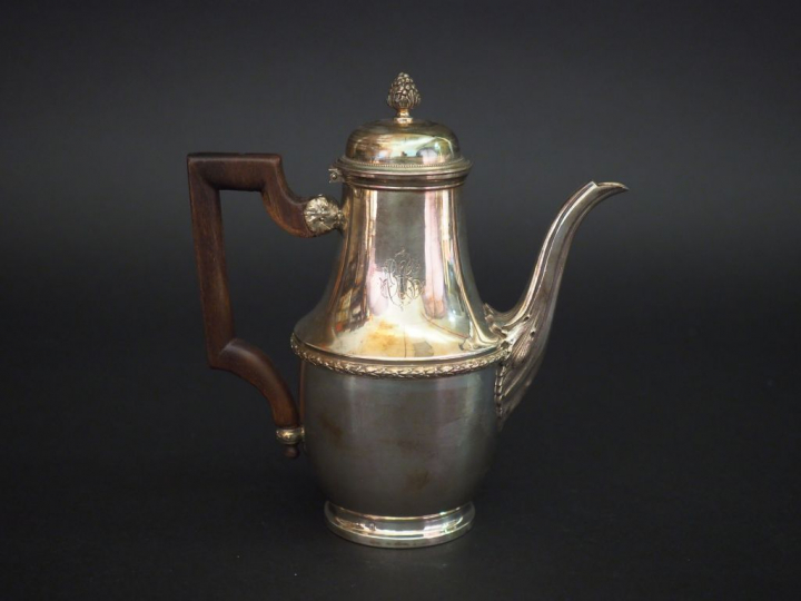 Théière de style Louis XVI en argent, poinçon Minerve, à décor de fris