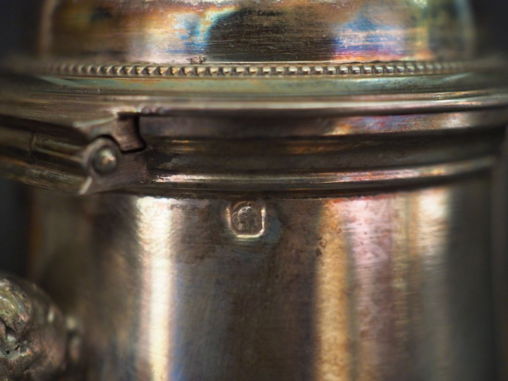 Théière de style Louis XVI en argent, poinçon Minerve, à décor de fris