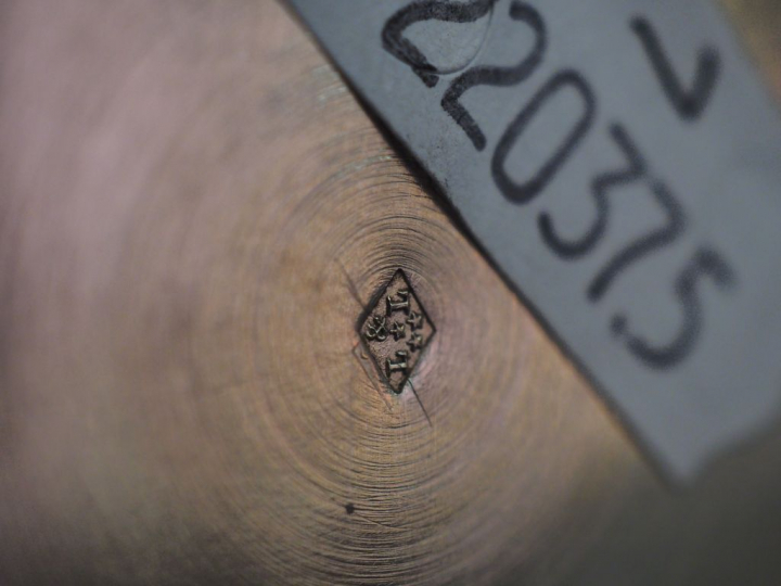 Théière de style Louis XVI en argent, poinçon Minerve, à décor de fris