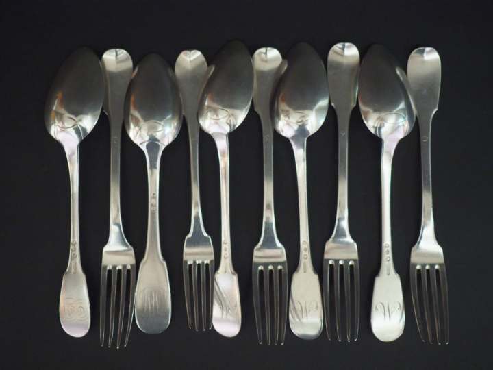 Suite de cinq couverts en argent, modèle uniplat.  Monogrammés.  M.O :