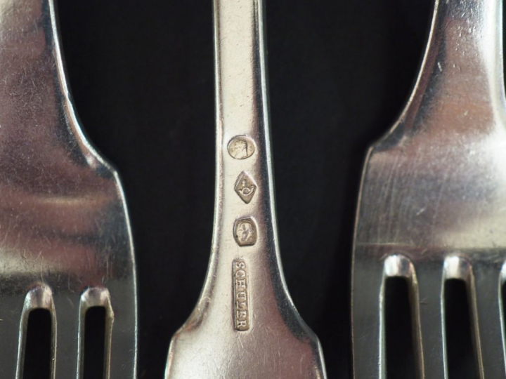 Suite de cinq couverts en argent, modèle uniplat.  Monogrammés.  M.O :