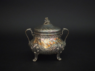 Vente aux enchères 	Sucrier Napoléon III de style rocaille en argent, poinçon Minerve, à 
