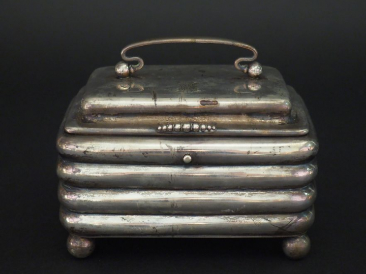 Coffret en argent étranger, à décor de godrons. Reposant sur quatre pi