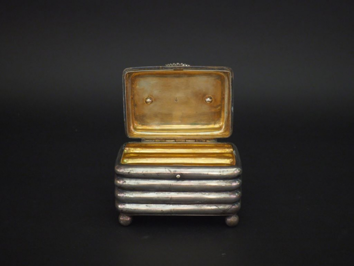 Coffret en argent étranger, à décor de godrons. Reposant sur quatre pi