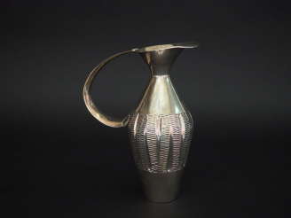 Vente aux enchères Verseuse de style Art déco en argent espagnol.  Anse de forme stylisée