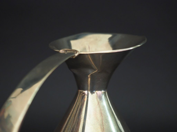 Verseuse de style Art déco en argent espagnol.  Anse de forme stylisée