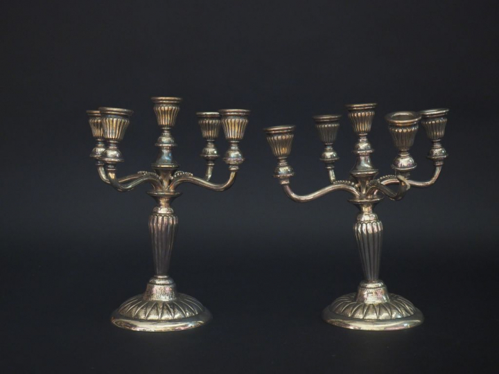 Paire de candélabres en argent espagnol, éclairant à cinq lumières, à 